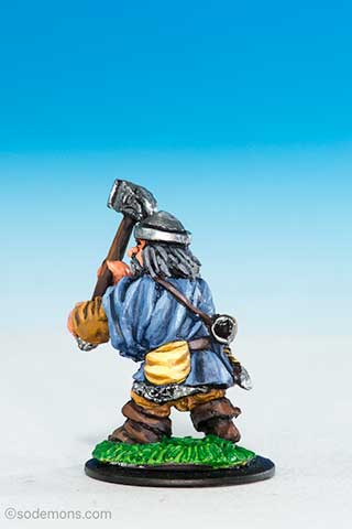 FA15-1 Dwarf with Two-Handed Hammer