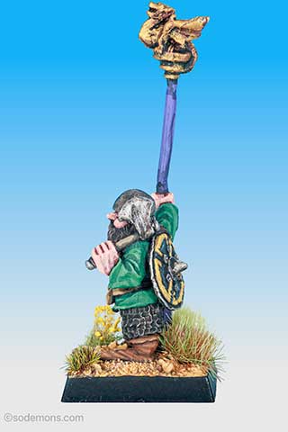 FTD8 Dwarf Standard Bearer with Axe