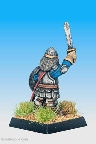 FTD9 Dwarf Chieftain in Plate Mail with Sword
