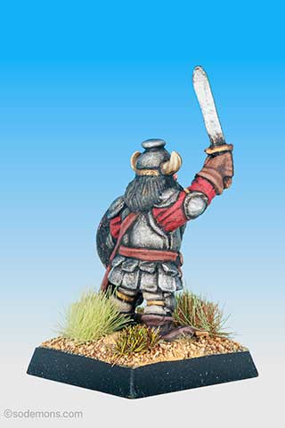 FTD9 Dwarf Chieftain in Plate Mail with Sword