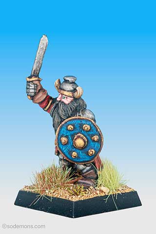 FTD9 Dwarf Chieftain in Plate Mail with Sword