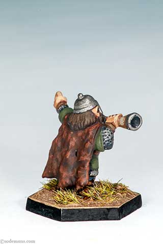 DWF12 - Dwarf Blowing Warhorn