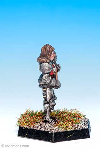 Armoured Female Cleric with 2 Handed Mace (C03C1-1)
